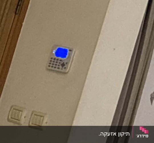 לוח מקשים עם מסך כחול על קיר